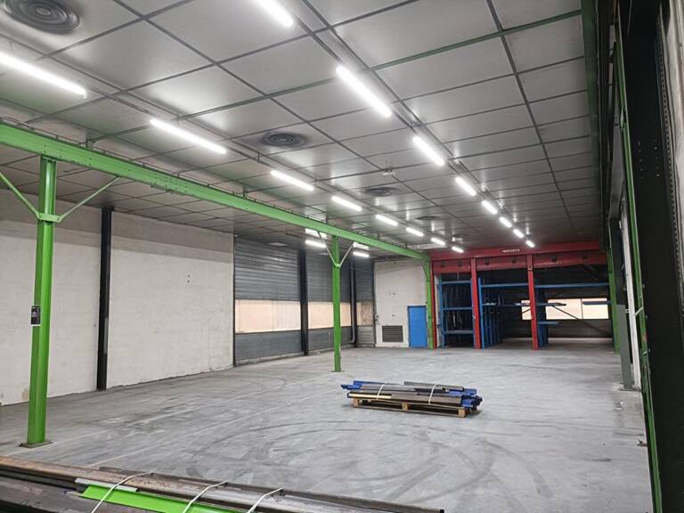 Dunières  43220 1170m² de  locaux d'activité comprenant des bureaux, un bâtiment industriel et des locaux à usage de stockage — photo 1