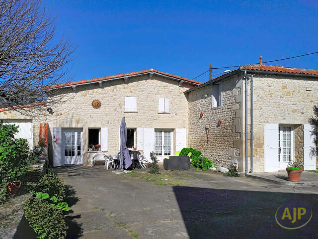 Maison Fleac Sur Seugne 9 pièce(s) 220 m2 — photo du bien