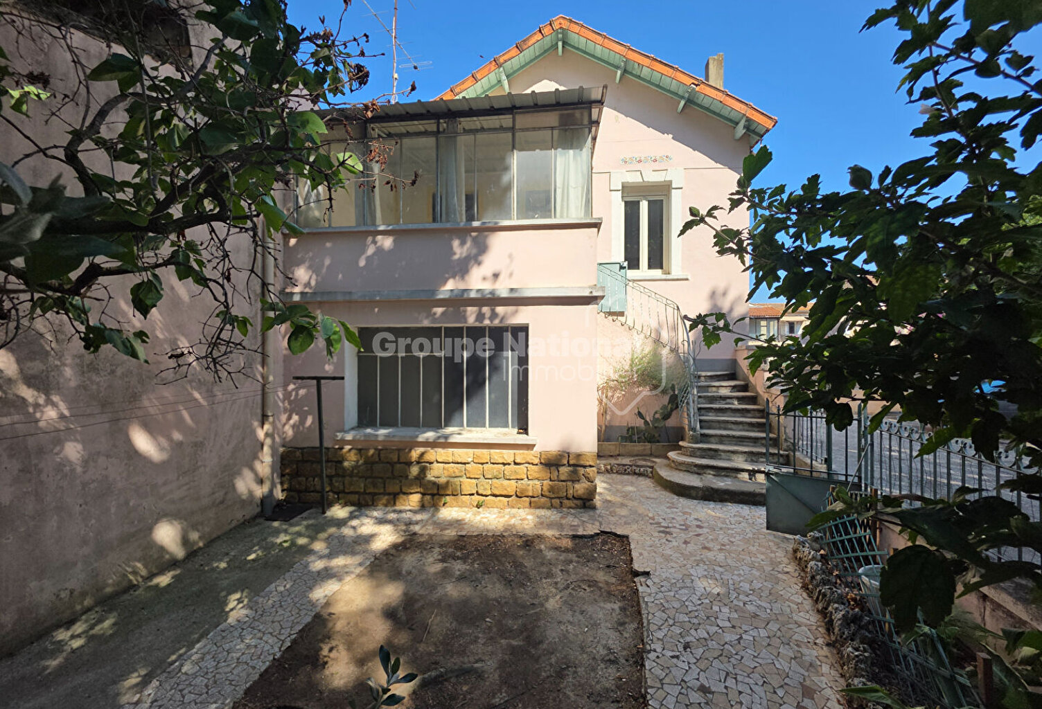 Maison de ville - Potentiel - Grands garages et cour — photo 1