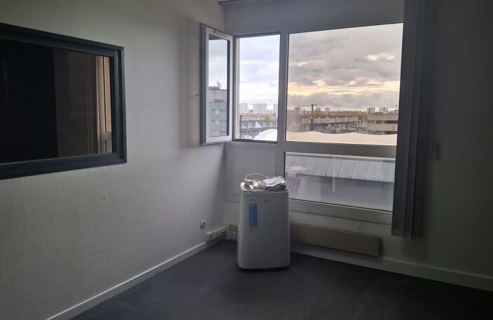 BUREAU A LA GARE TGV DE SAINT PIERRE DES CORPS — photo 3