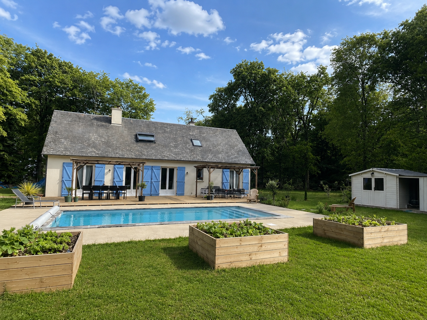 Charmante maison de famille avec piscine, rénovée avec goût située dans un environnement boisé