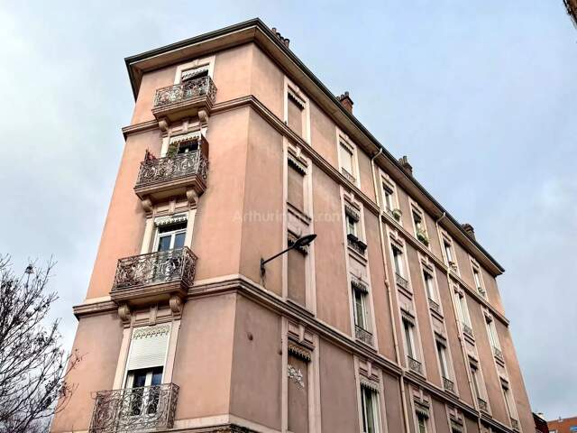 Grenoble BERRIAT/ESTACADE - 1 pièce + cuisine ouverte dans un BEL ANCIEN de 28,65 m² — photo du bien