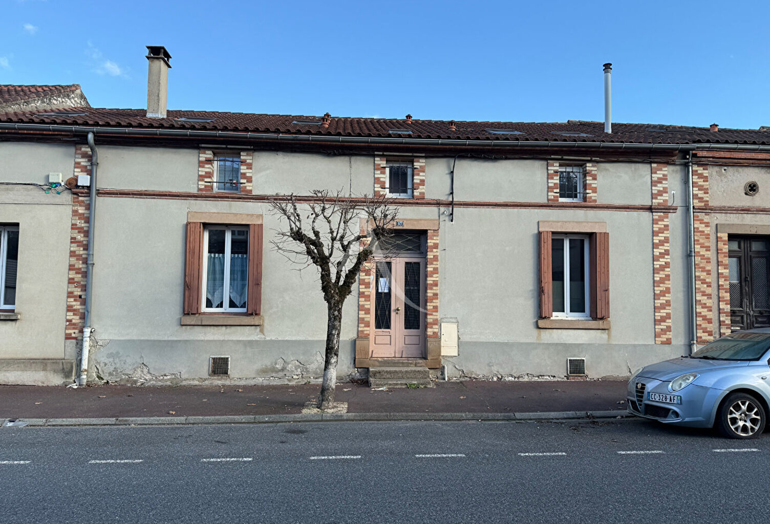 Blaye Les Mines . Bel Immeuble locatif . — photo 1