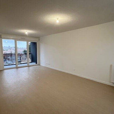 Appartement 4 pièces 988 €