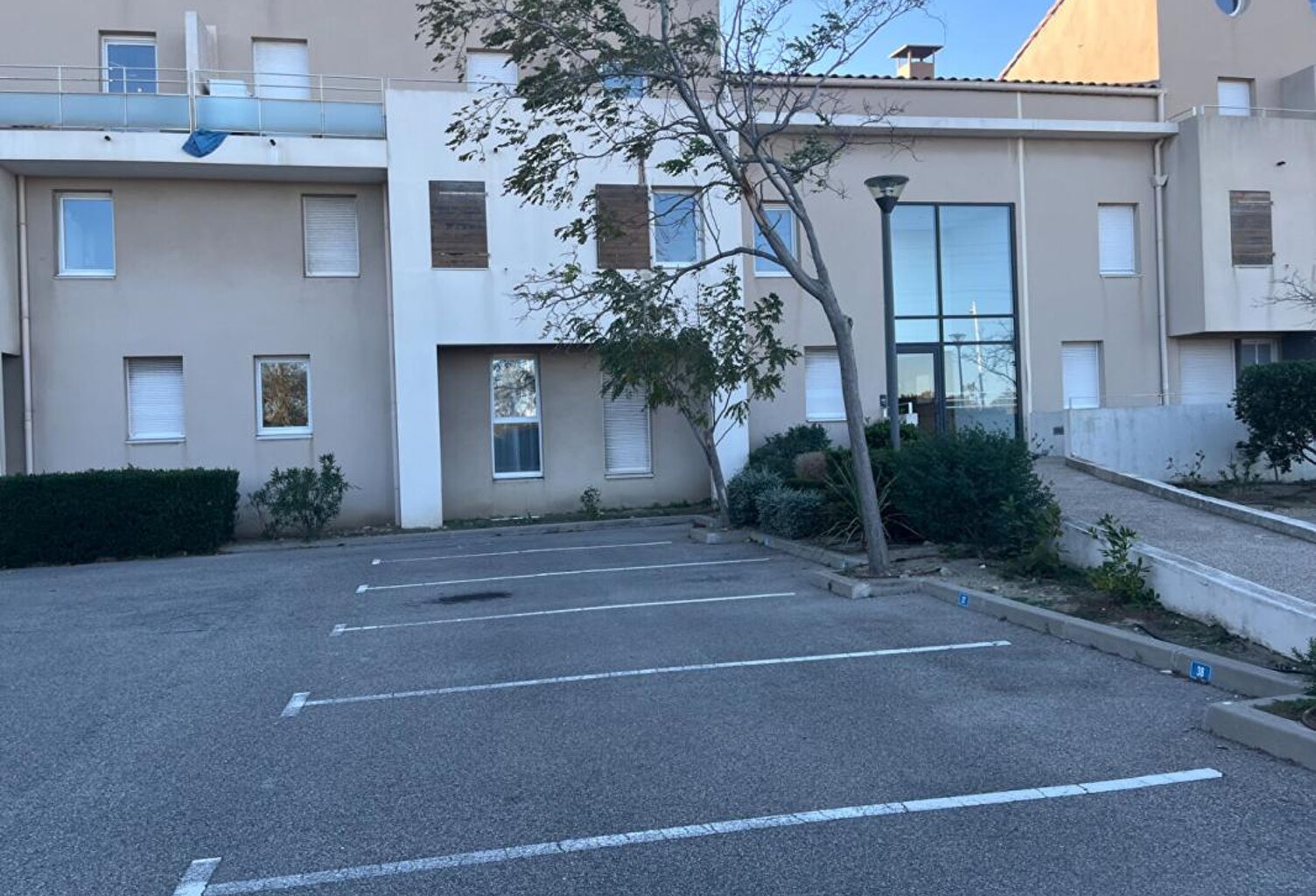 Fos Sur Mer -T2 RDC + REZ DE JARDIN +PLACE DE PARKING PRIVATIVE -revenus immédiat — photo 1