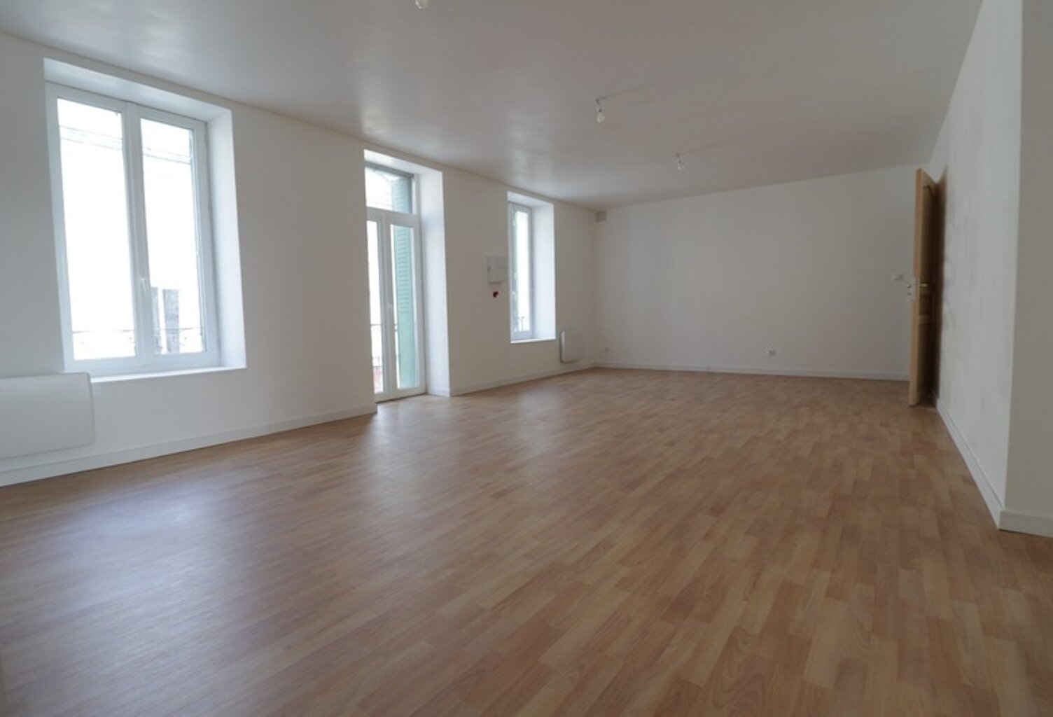 A VOIR ! Maison à vendre 7 pièces MAURIAC (15) — photo 1