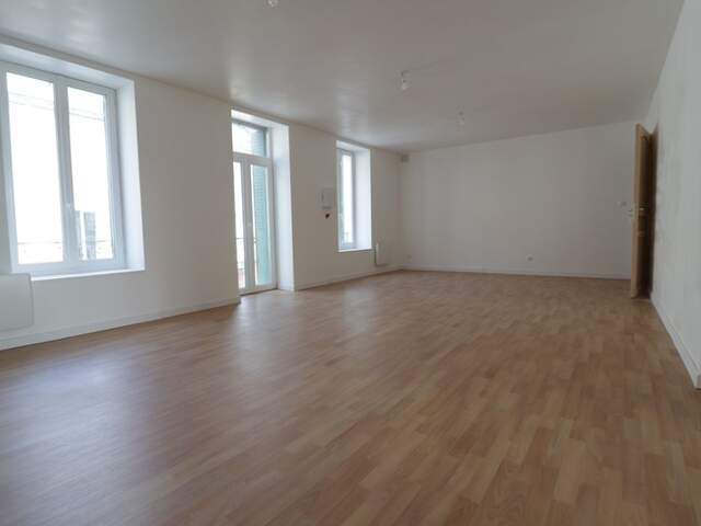 A VOIR ! Maison à vendre 7 pièces MAURIAC (15) — photo du bien
