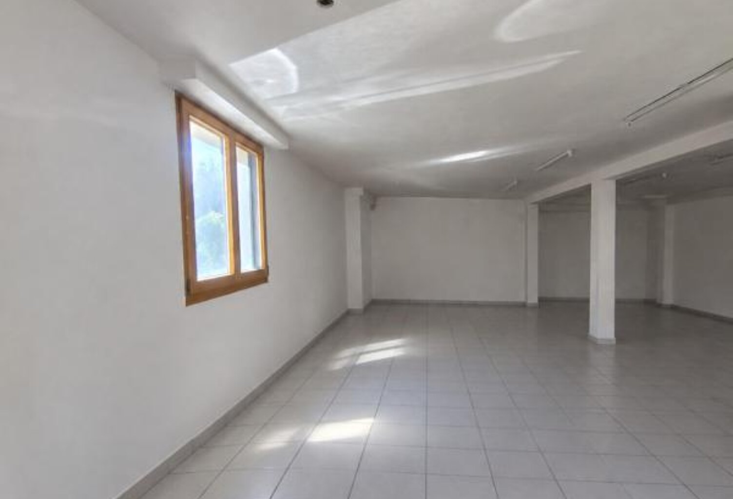 Local lumineux 130 m2 — photo 1