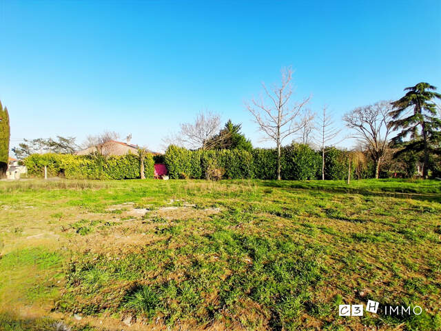 Terrain constructible plat de 970 m², bien exposé — photo du bien