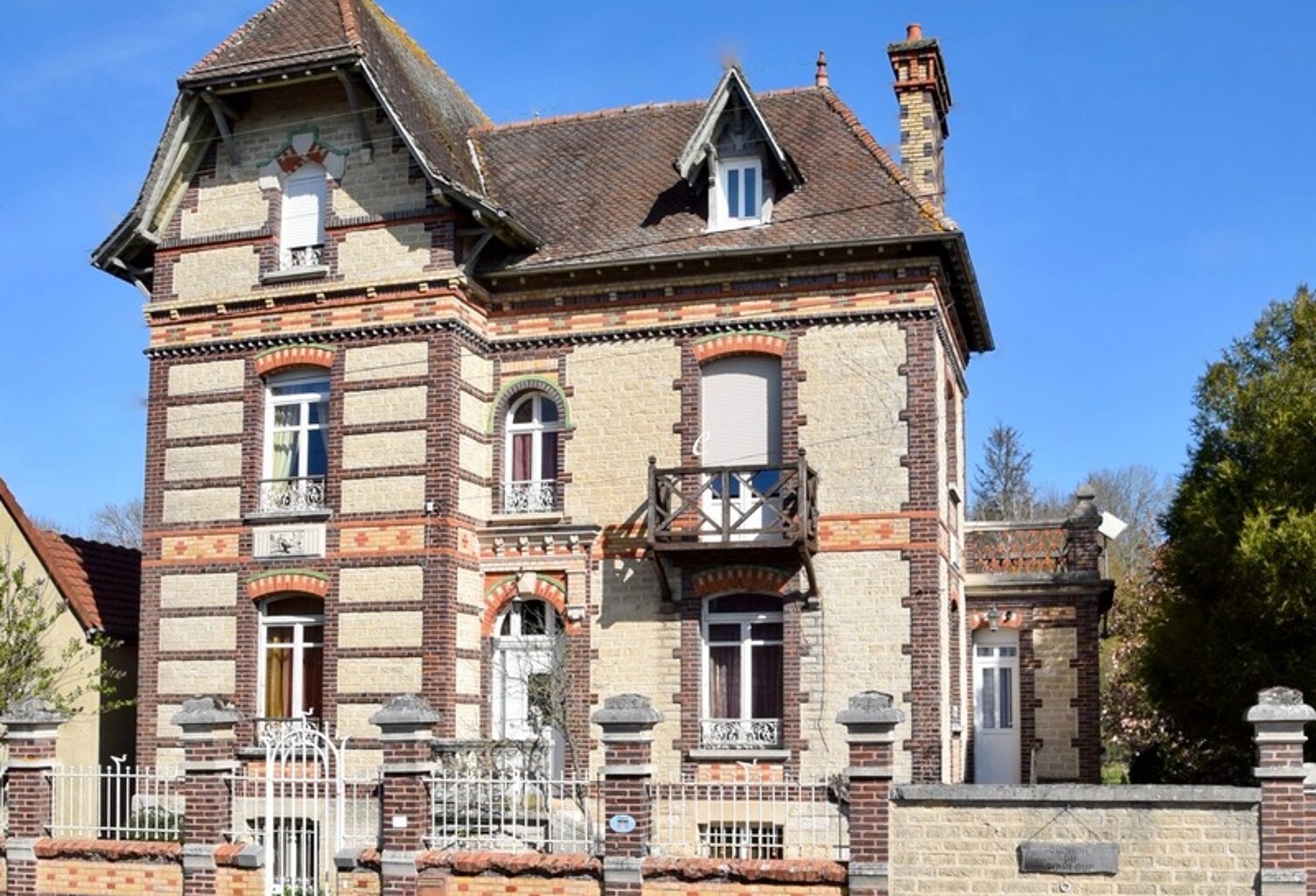 Dpt Aube (10), à vendre ESTISSAC maison P11 — photo 1