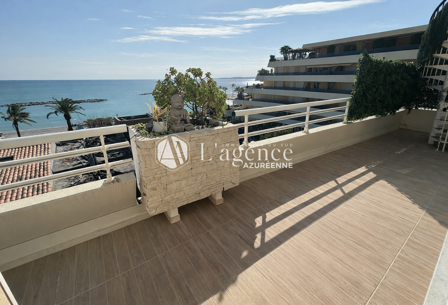 ST LAURENT DU VAR - BORD DE MER : APPARTEMENT DERNIER ÉTAGE — photo 1