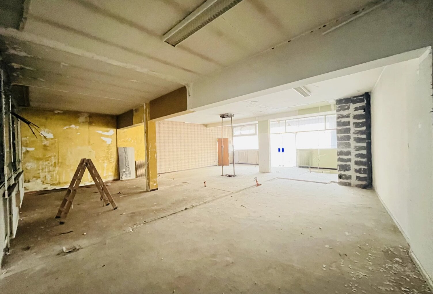 Villefranche centre, local commercial de 100 m2 avec cave et parking — photo 1