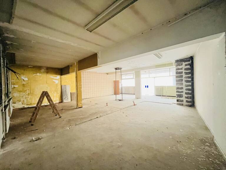 Villefranche centre, local commercial de 100 m2 avec cave et parking — photo 1