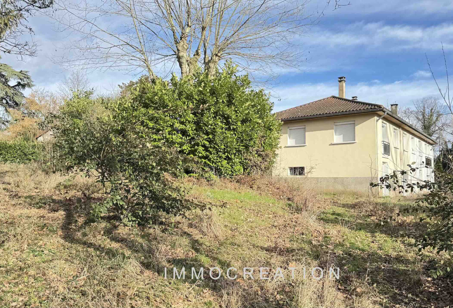 ADRESSE RECHERCHÉE POUR CETTE MAISON SPACIEUSE DANS GRAND PA — photo 1