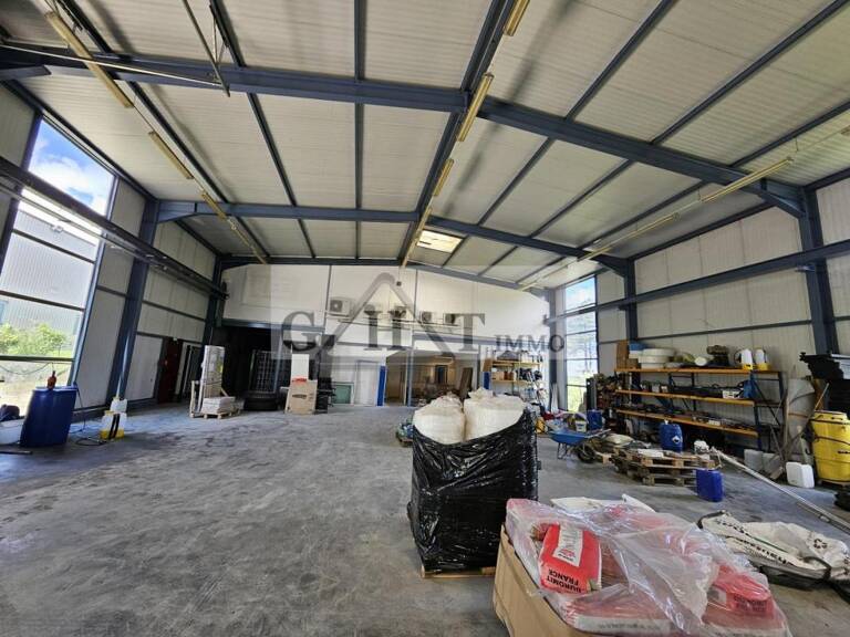 LOCAL D'ACTIVITE 200M² LOYER 2500€ HT/HC — photo 1