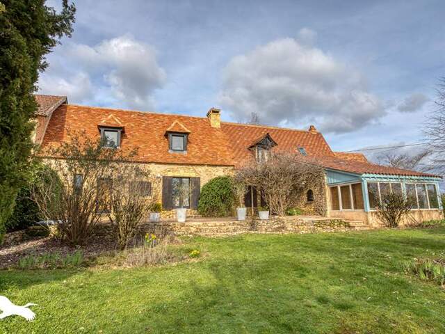 Maison en pierre de 8 pièces principales — photo du bien