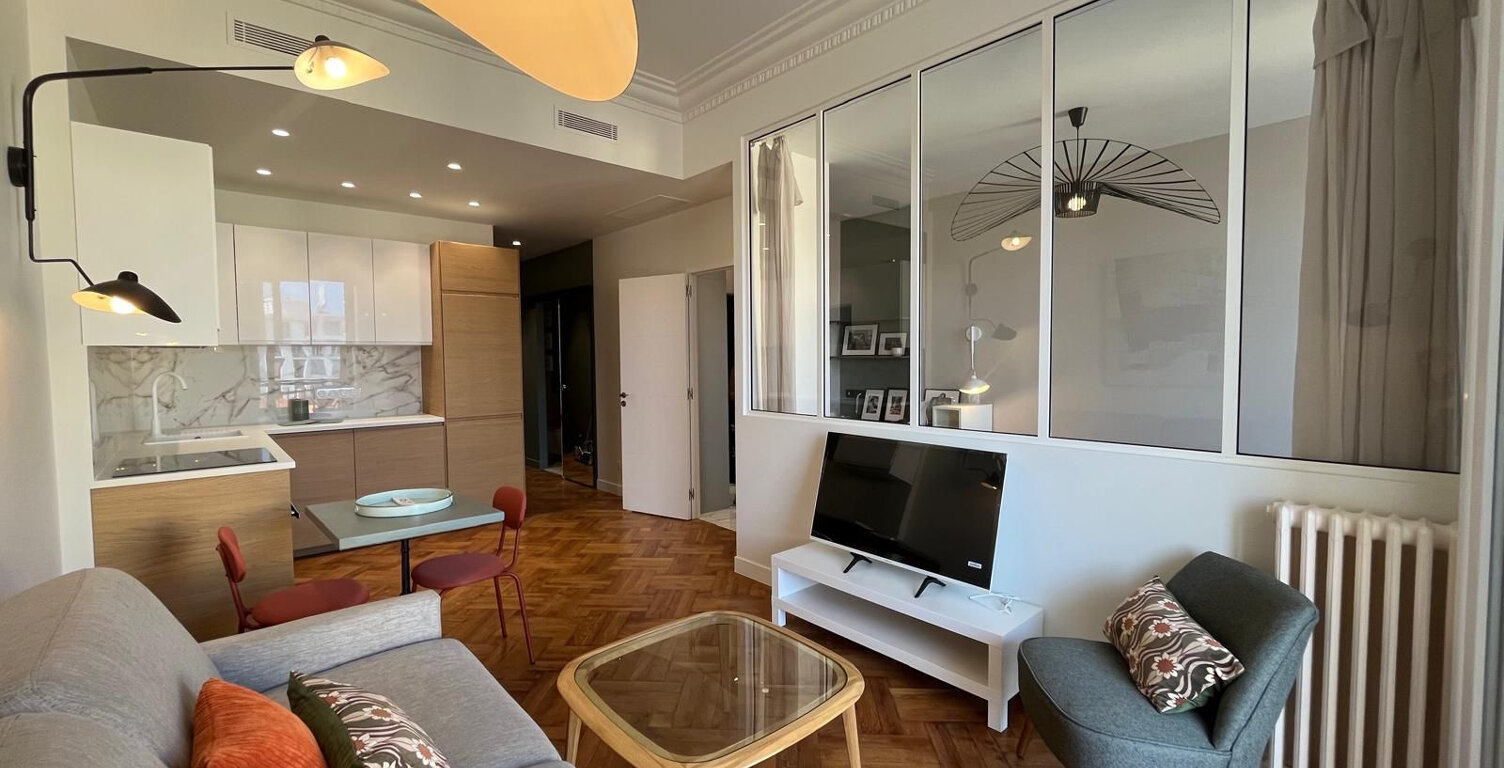 NICE - G. CLEMENCEAU - 2 PIECES PRINC. - BALCON - MEUBLE - ENTIEREMENT RENOVE — photo 1