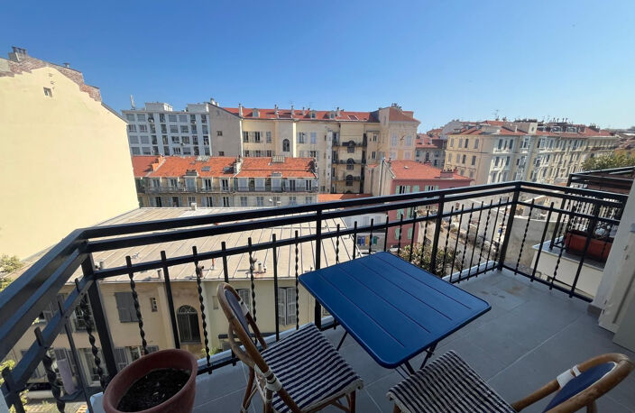 NICE - G. CLEMENCEAU - 2 PIECES PRINC. - BALCON - MEUBLE - ENTIEREMENT RENOVE — photo 2