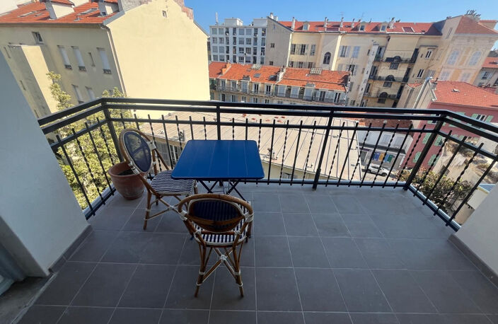 NICE - G. CLEMENCEAU - 2 PIECES PRINC. - BALCON - MEUBLE - ENTIEREMENT RENOVE — photo 4