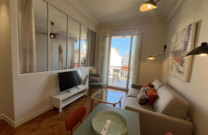NICE - G. CLEMENCEAU - 2 PIECES PRINC. - BALCON - MEUBLE - ENTIEREMENT RENOVE — photo 5