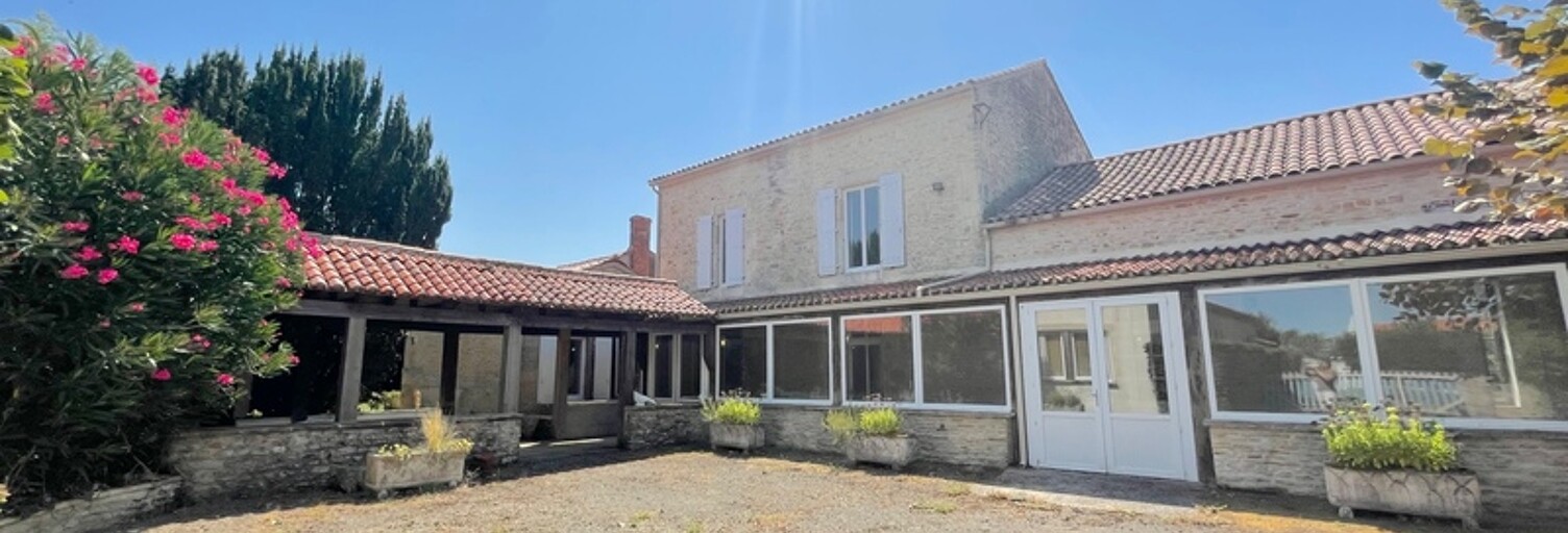 Maison 12 Pièces 265 m² à vendre à Sainte-Radégonde-des-Noyers (85450)