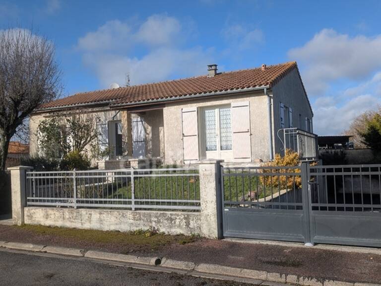 Maison dans le bourg avec séjour lumineux, trois chambres et un grand sous-sol — photo 1