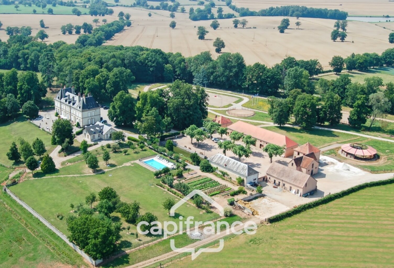 Château, installation équestre (haras) à vendre au coeur du bocage bourbonnais - Maison de gardien, club house, maison des cavaliers, boxes, écuries - Terrain de 40 hectares — photo 1