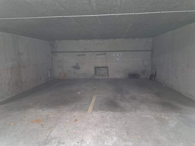 PLACE DE PARKING COUVERTE - HYERES 56€ + TVA — photo du bien