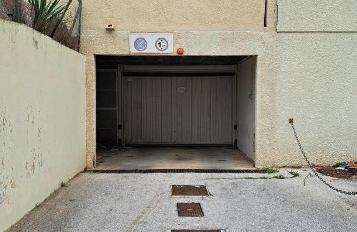 PLACE DE PARKING COUVERTE - HYERES 56€ + TVA — photo 2
