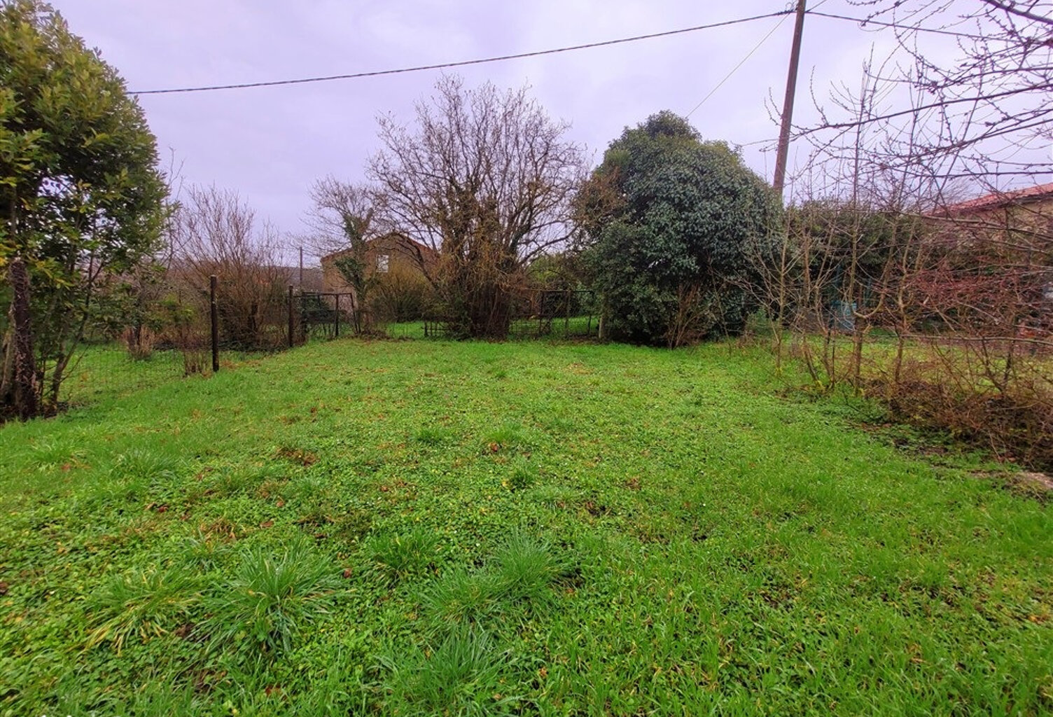 RUELLE SUR TOUVRE (16600) : Terrain constructible de 650m2 — photo 1