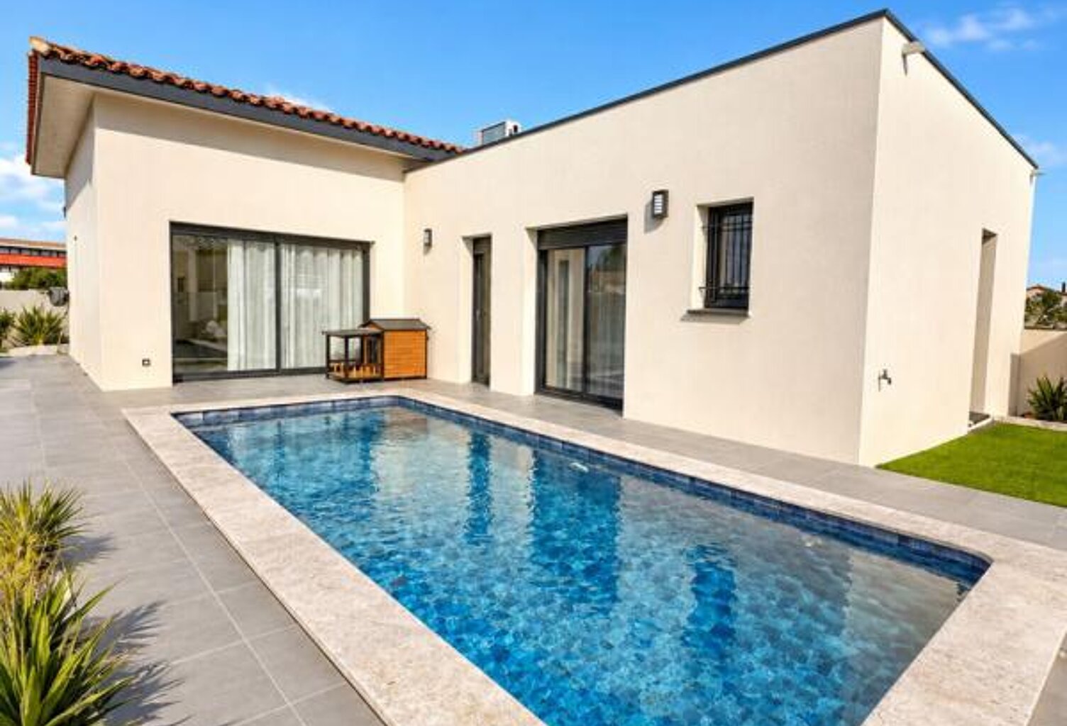 Maison 4 pièces 110 m2 contemporaine de plain-pied avec piscine — photo 1