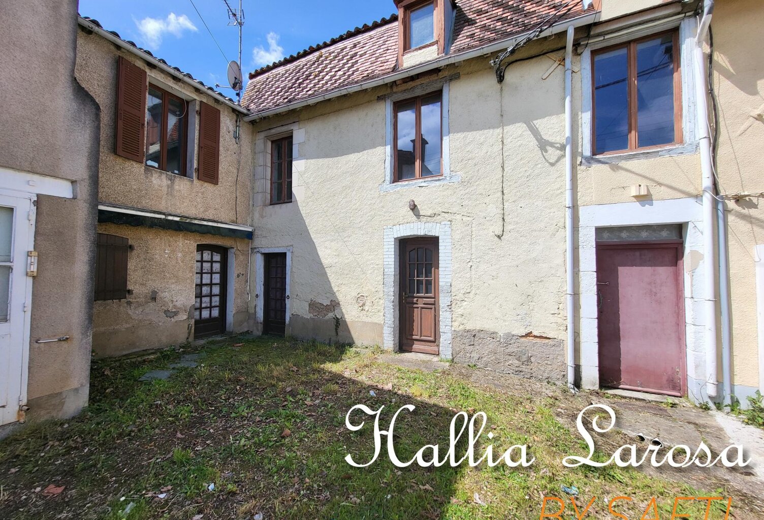 Ensemble immobilier avec garage et jardin — photo 1