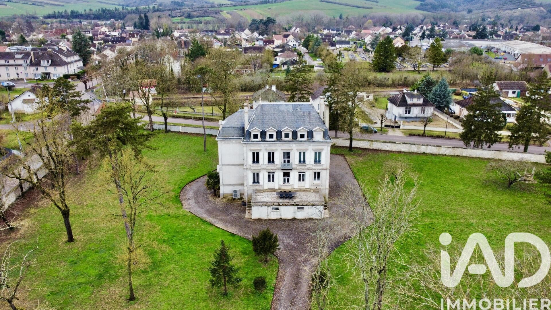 Champs-Sur-Yonne - 215m² - 6p. - 5ch.