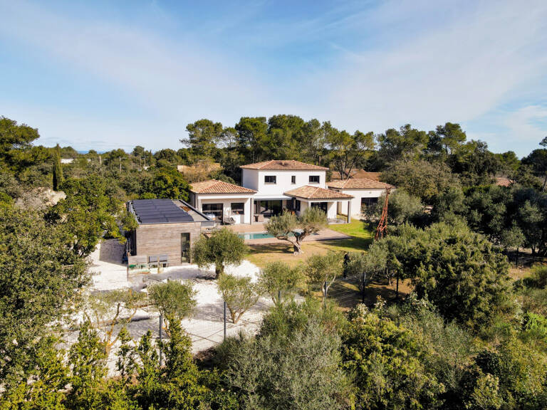Coup de cœur assuré pour cette splendide maison récente de 220 m2, implantée sur un vaste terrain de 2 850 m2, — photo 1