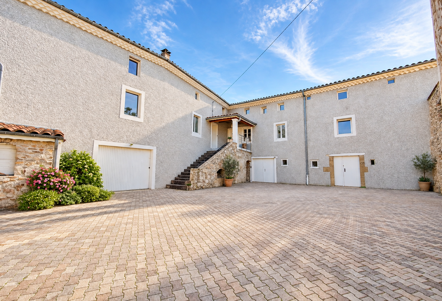 Grande bâtisse de caractère   Plus de 150 m2 habitables + se — photo 1