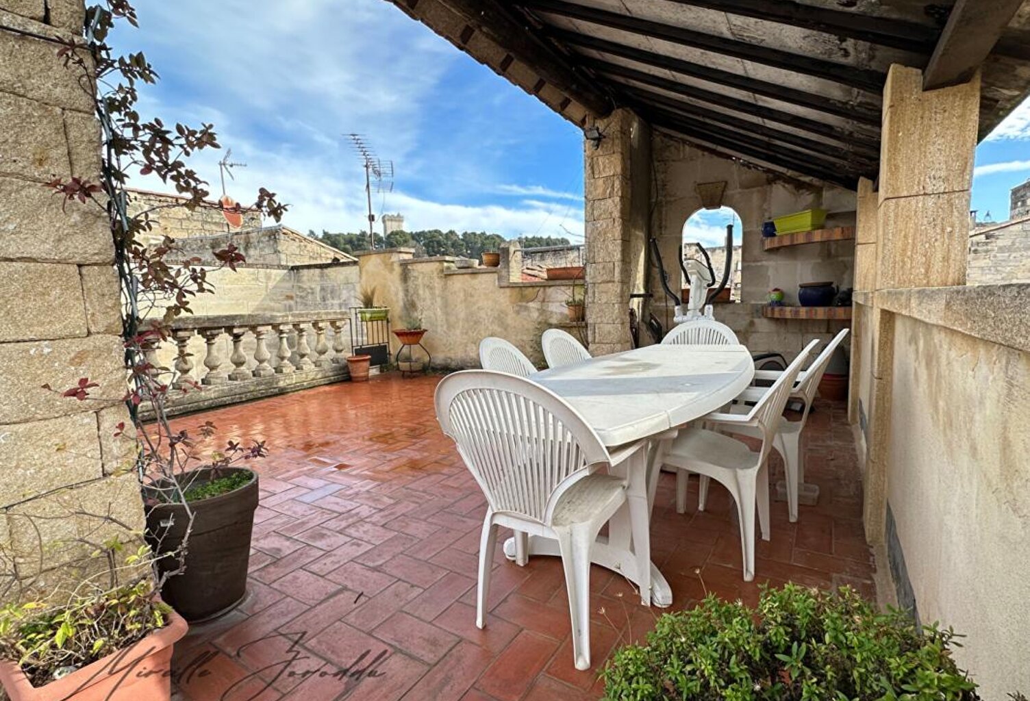 Beaucaire maison en pierre de  6 pièces  de 169 m² avec terrasses et doubles garages — photo 1