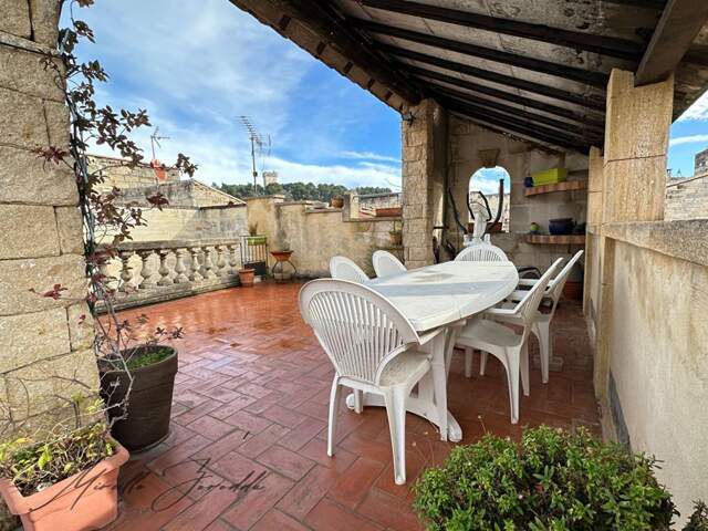 Beaucaire maison en pierre de  6 pièces  de 169 m² avec terrasses et doubles garages — photo du bien
