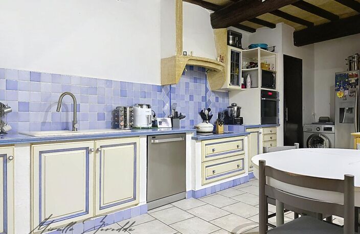 Beaucaire maison en pierre de  6 pièces  de 169 m² avec terrasses et doubles garages — photo 4