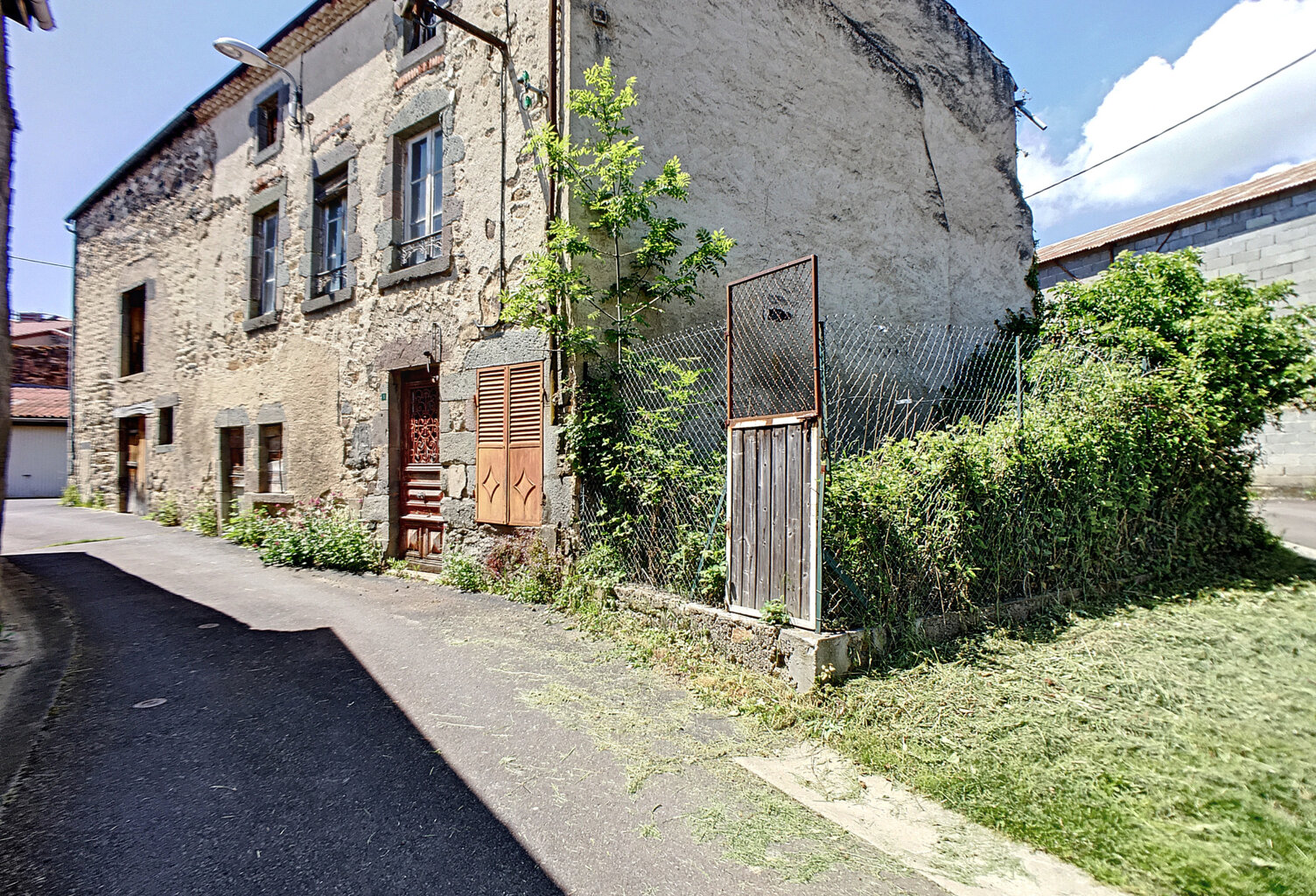34MN CLERMONT - 24MN BESSE - Maison à rénover avec grange et — photo 1