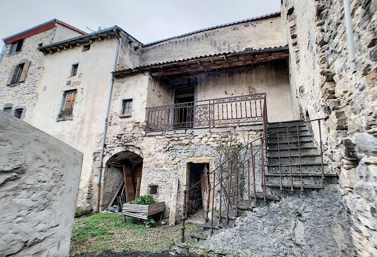 25MN CLERMONT - 5MN CHAMPEIX - Maison à rénover avec terrass — photo 1