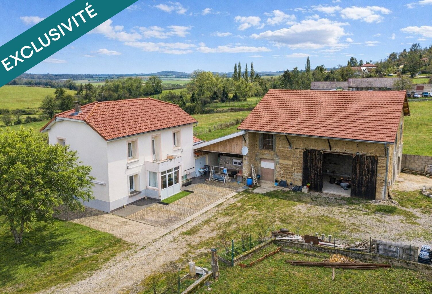 Propriété rare avec deux maisons et 1,7 hectare de terrain — photo 1
