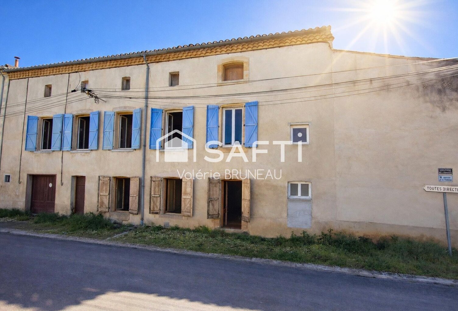 BATISSE A RENOVER DE 460 M2 AU CENTRE VILLAGE — photo 1