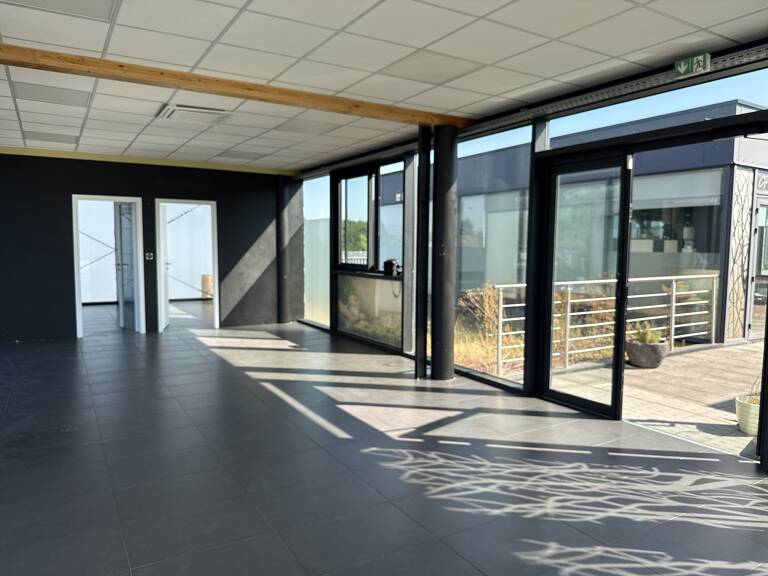 Commerce  68 m² — photo 1