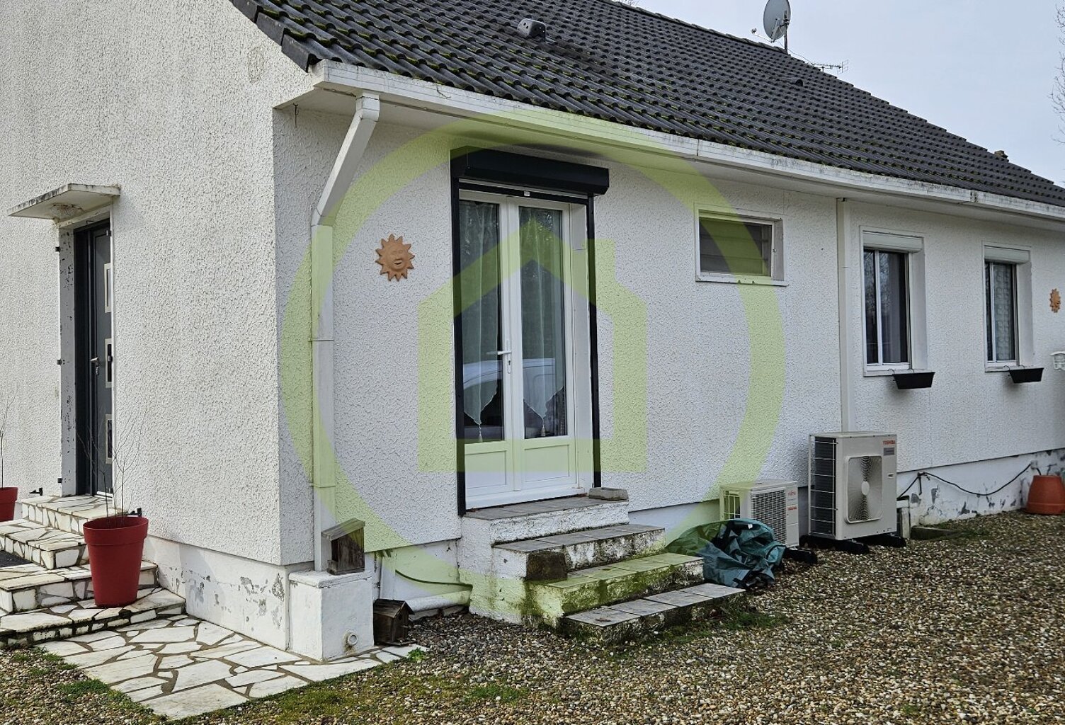 Maison et dépendances — photo 1