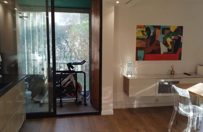 T3 ATYPIQUE DE 73 M² EN REZ-DE-CHAUSSÉE SURÉLEVÉ – EXPOSITION PLEIN SUD – CADRE VERDOYANT ET INTIMISTE – SECTEUR MONTOLIVET / PETIT BOSQUET — photo 2
