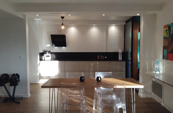 T3 ATYPIQUE DE 73 M² EN REZ-DE-CHAUSSÉE SURÉLEVÉ – EXPOSITION PLEIN SUD – CADRE VERDOYANT ET INTIMISTE – SECTEUR MONTOLIVET / PETIT BOSQUET — photo 5