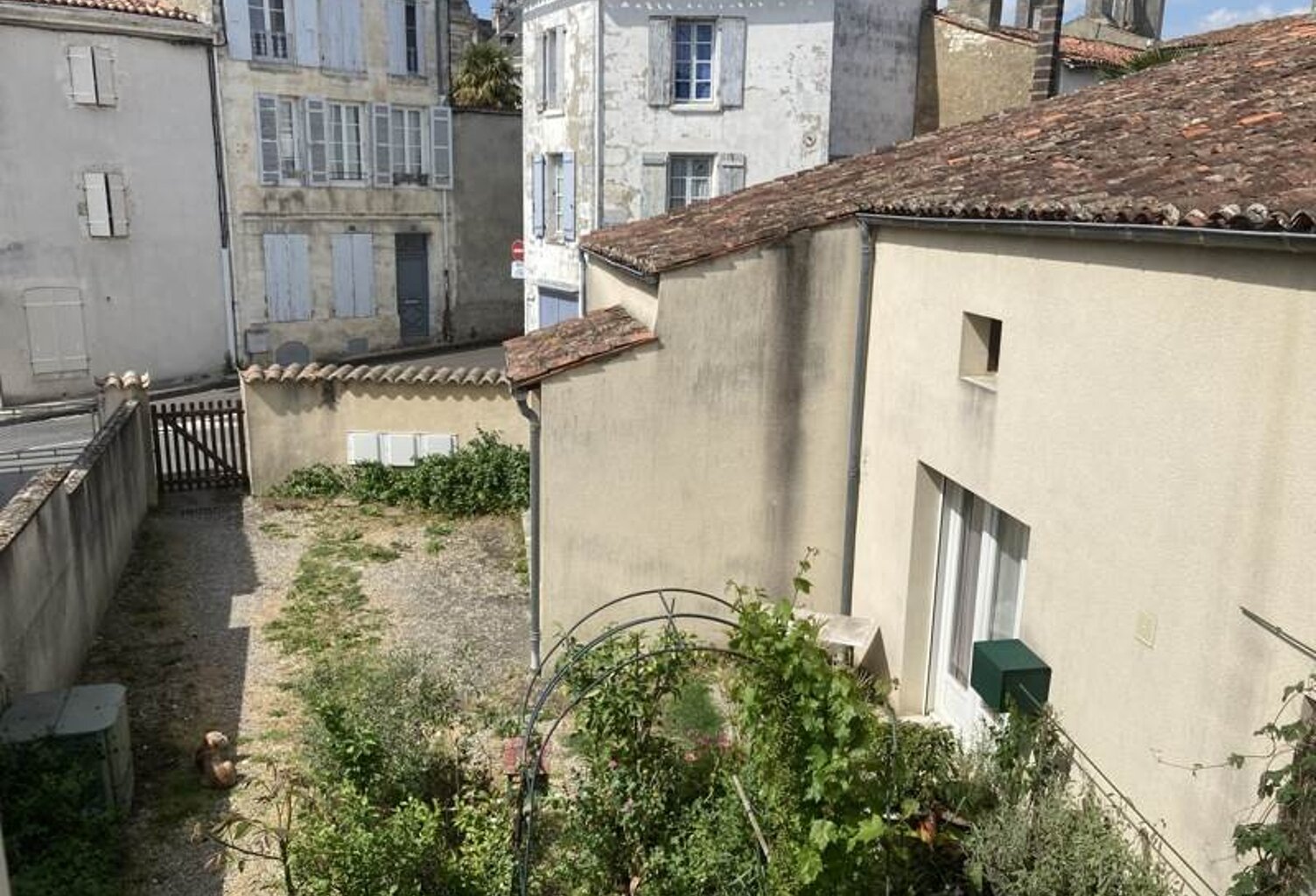 Vente immeuble   Saint-Jean-d'Angély (17400) — photo 1