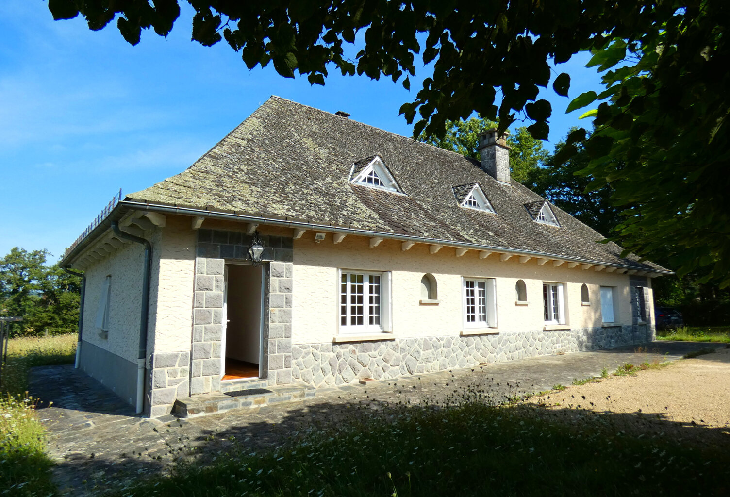 RARE BELLE MAISON PIERRE 1,5 HECTARES — photo 1