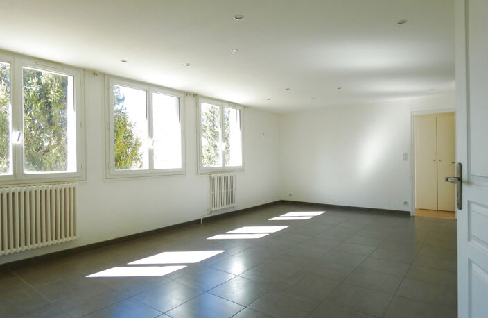 GRAND T4 LUMINEUX VUE DEGAGEE GARAGE — photo 2