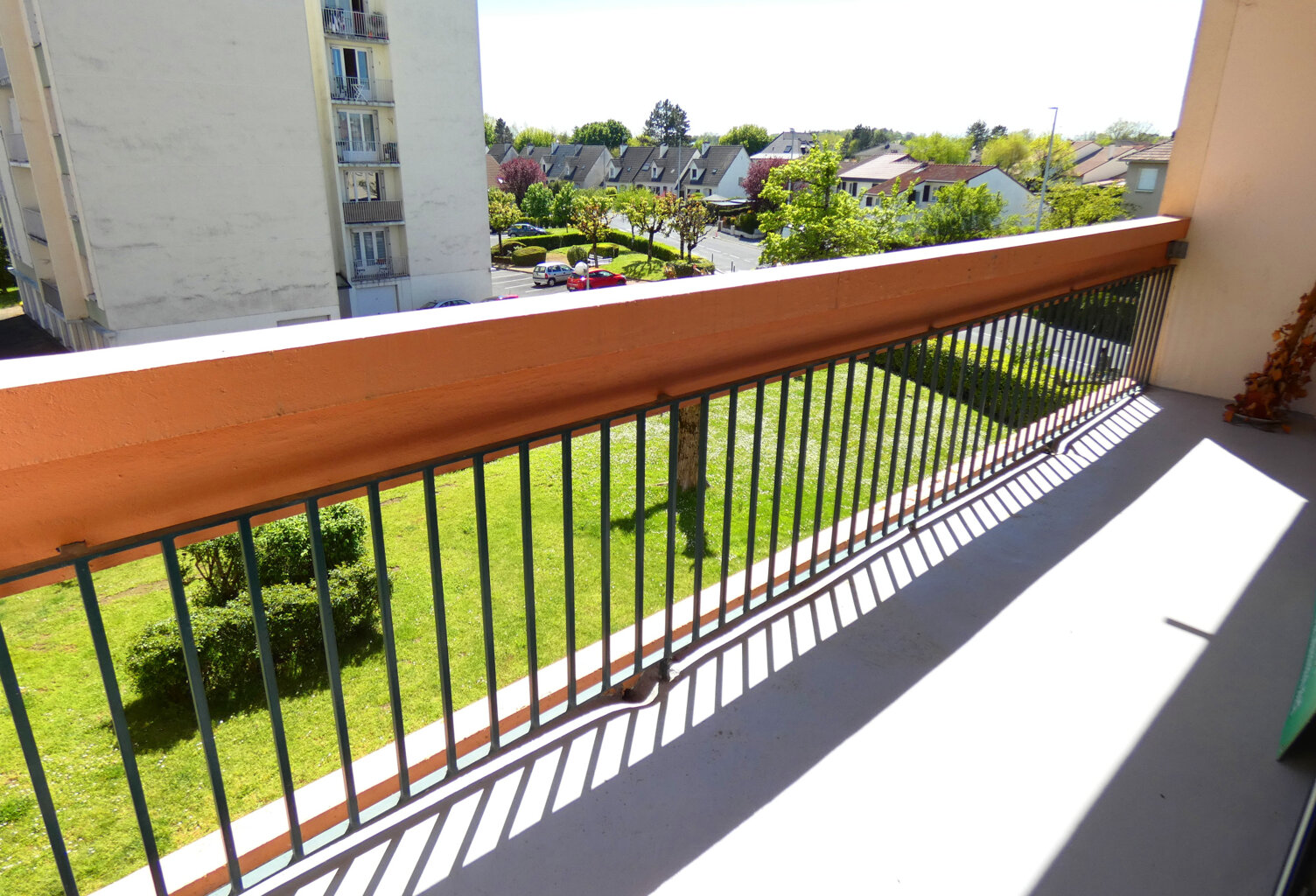 Aurillac beau T3 rénové, ascenseur, garage — photo 1